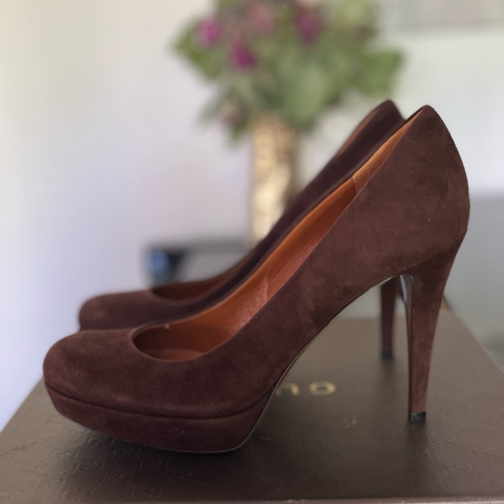 NWOT Gucci brown suede heels